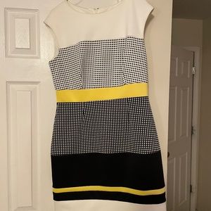 Cute form figuring sleeveless dress